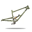 baguette_fondblanc_cadre_ohlins_pale_olive.webp