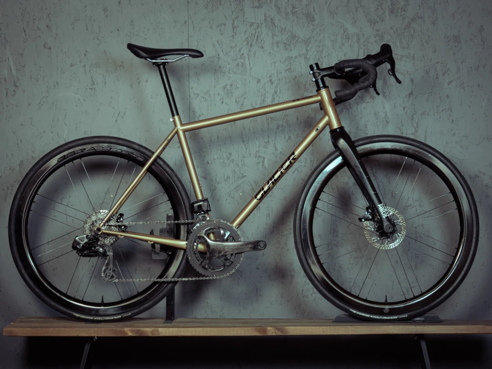 glacier_macaron_satin_poly_gold_zoom_macaron_steel_gravel_WS.webp