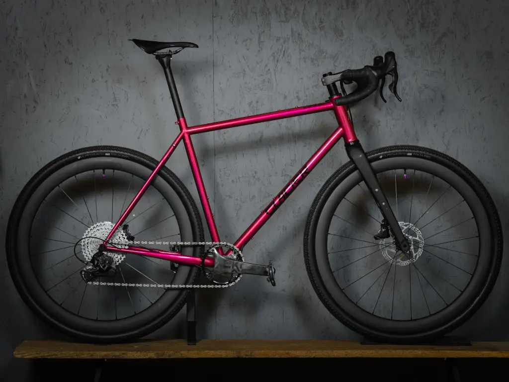 macaron_illusion_pink_side_steel_gravel_carbon_wheels_WS.webp